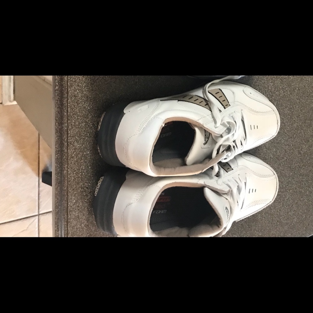 Like new Skechers tennis shoes size 9
